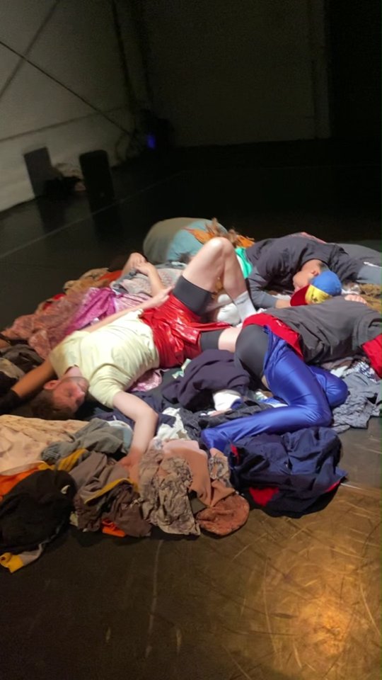 Inside Meat Market 2.0 💥

🧠 @azusa.ch @slimspin

💃🏼 @rowse_p @illsam_art @slimspin @trixli90 @moana__r @gnaehs_

💡 @tschanzdaniel

Co-production @forum.culture @viadanse 

🏡@theatre_leshalles