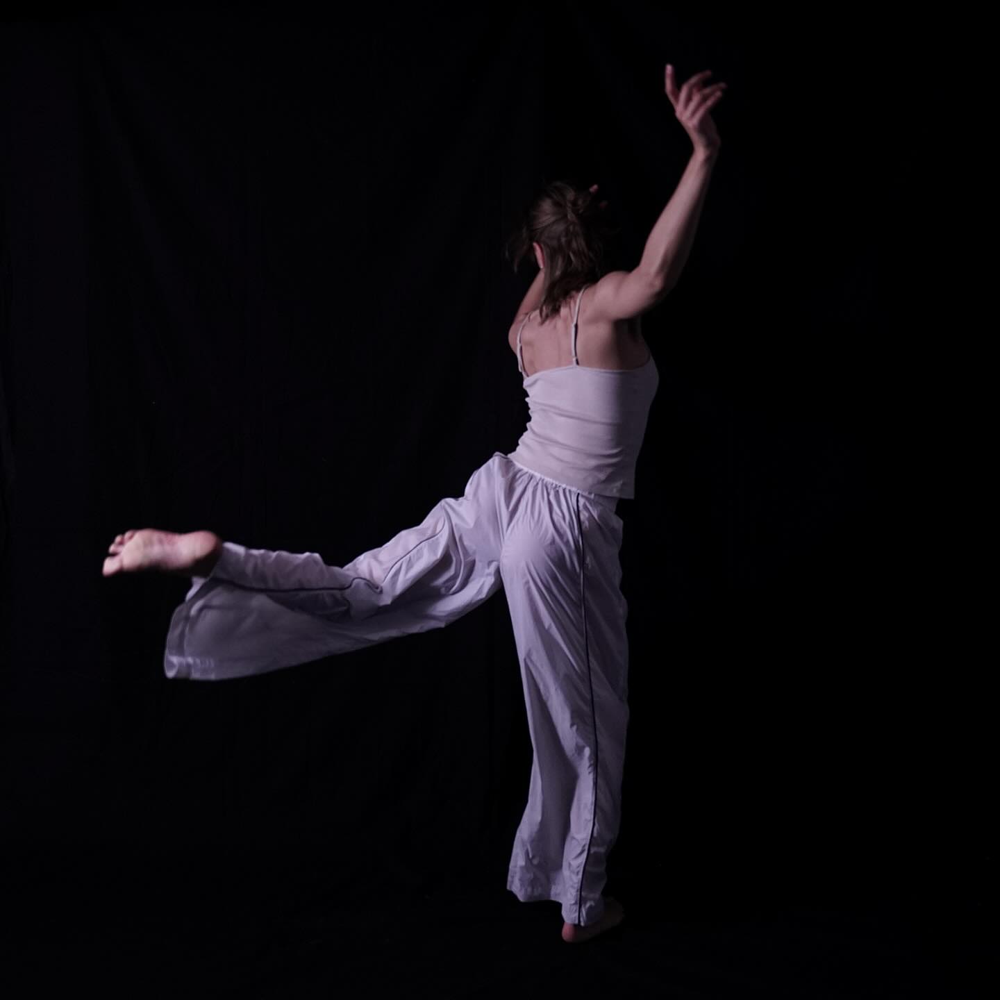 Jumping into 2026!

Cie Capsule wishes you a happy new year ✨🪐

On arrive avec des nouveaux projets et on se réjouis de les partager avec vous!

Stay tuned!

📸 @slimspin