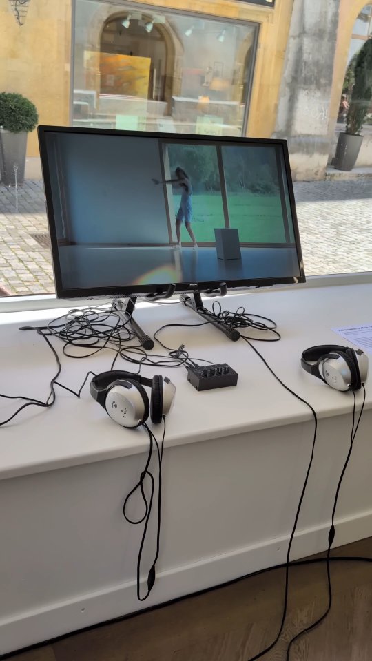 A short reel for ‘Inside Cie Capsule’. 33 works and experiments on exhibition, 2 performances, 1 live research session, 1 carpet jam with over 16 dancers, and over 110 visitors. Thank you, community. Thank you, Biel/Bienne.

Music: Formen, Empty Space