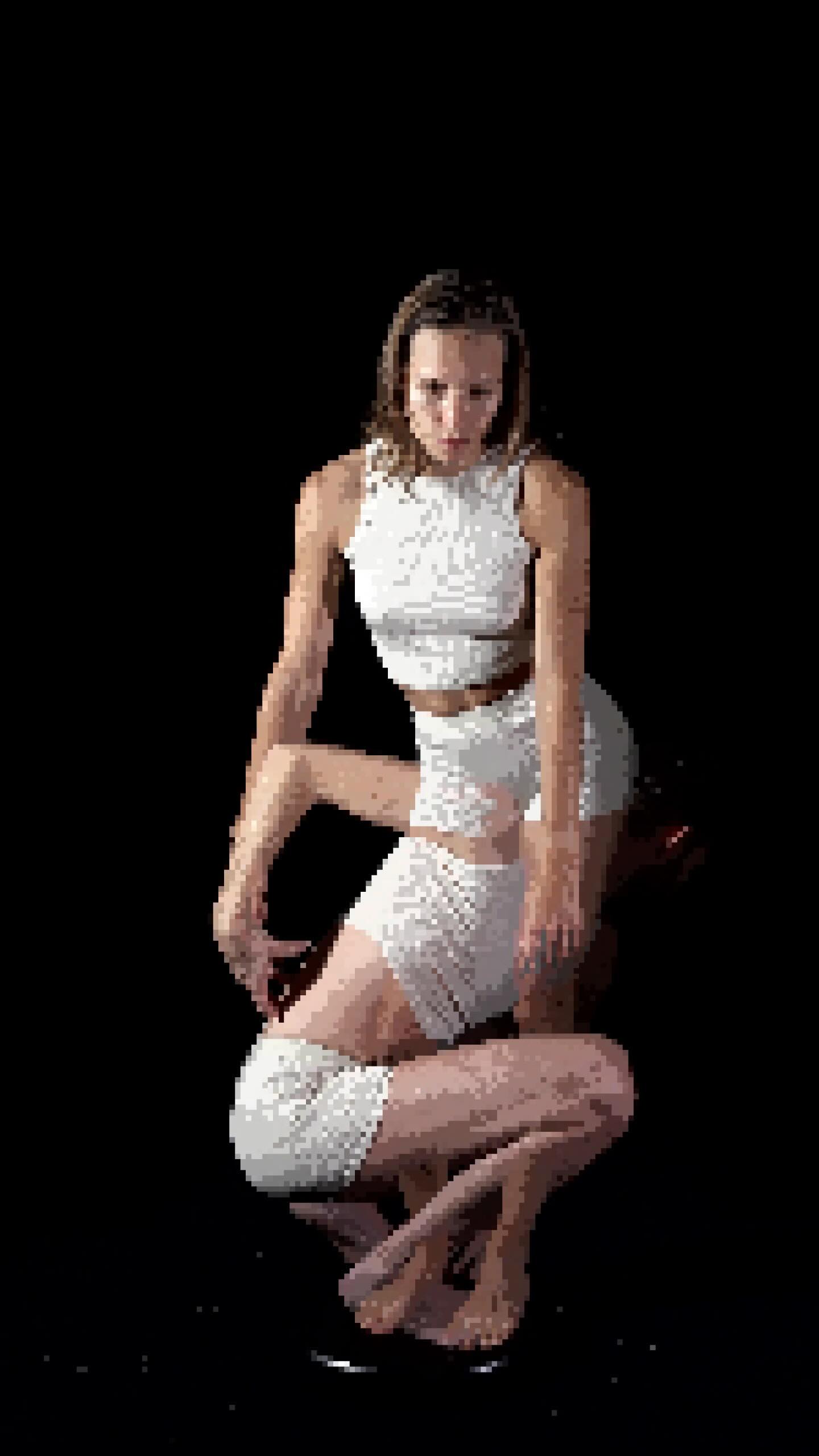 TheThirdEntity 

Une expérimentation qui allie danse et projections en 2D au format pixel. Une réflexion artistique sur notre art et sur la manière dont il pourrait être perçu par une entité numérique. 

Ein Experiment, das Tanz und 2D-Pixel Projektionen miteinander verbindet. Eine künstlerische Auseinandersetzung mit unserer Kunst und wie sie von einer digitalen Entität wahrgenommen werden kann.

extrait de notre performance au •Auschnitt aus LofTanz Programm Juni 2026, in Sonnenstein Loft, Linz

@sonnensteinloft 
@slimspin @rowse_

Lighting design: Reinier Badilla Martínez 
Camara: Constantin Georgescu