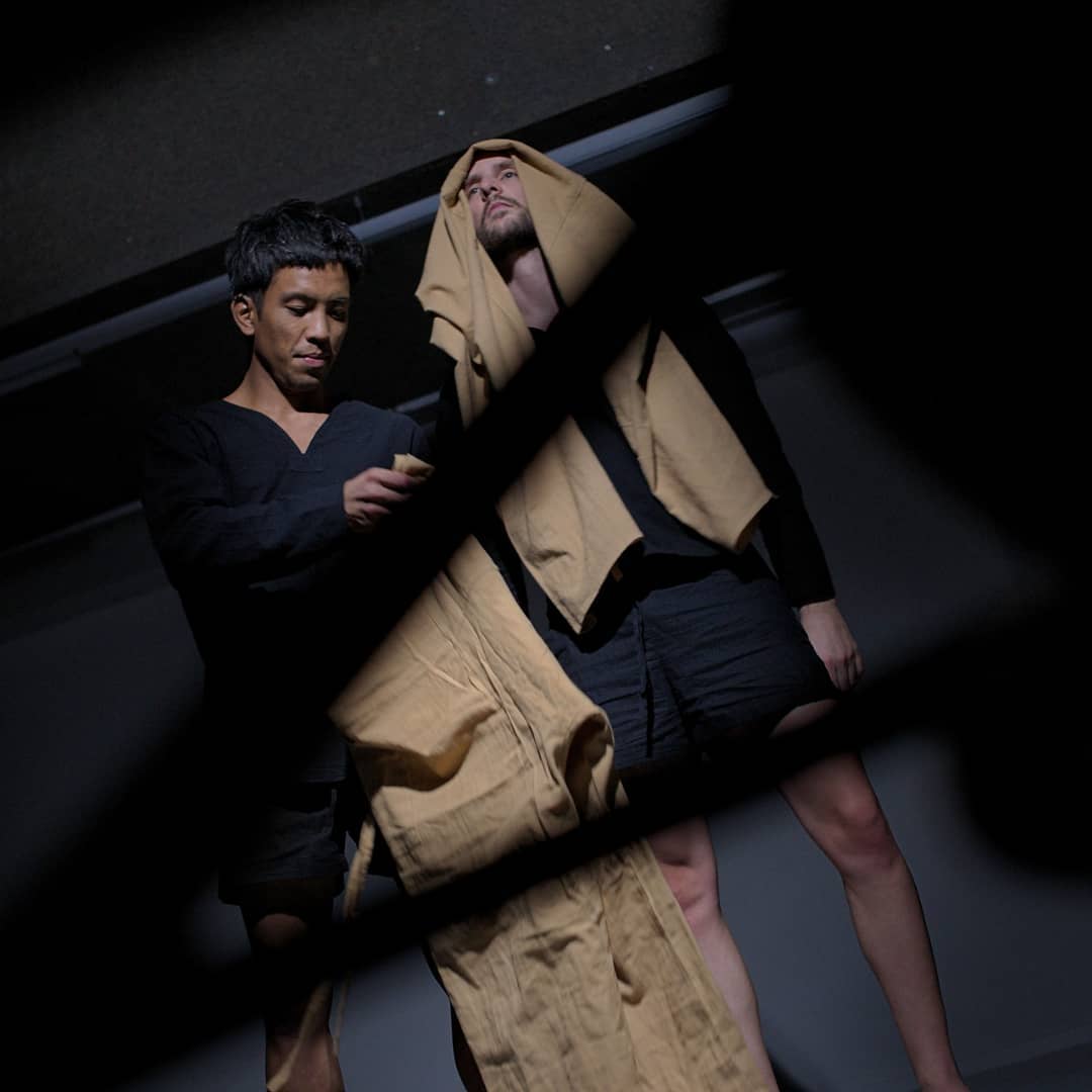 Trailer: https://ciecapsule.ch/?portfolio_item=freemind-2020

freeMIND: 2020 ist eine komplette Überarbeitung des Projekts freeMIND: Gedanken#1, welche 2012 von Daniel Kurt und mir (Marc Ugolini) im AJZ Biel uraufgeführt wurde. Im Stück geht es um die Auseinandersetzung des Denkens selbst. Wir denken ständig, ob es nun mit der Sache zu tun hat oder nicht: unser Gehirn denkt ständig. Wie sehr beeinflusst der Denkprozess die Kreation? Wo lenken uns spontane Gedanken während einer Performance hin? Wenn Denken ein Prozess ist, so ist denn der Gedanke das Endresultat des Denkens? Wie kann man diese Gedanken, für die abstrakt-konstruktive Phase in der Erarbeitung einer Performance brauchen?
Dabei stellen wir das automatische, mühelose Denken dem kontrollierten, anstrengenden Denken gegenüber. Zu kompliziert? – Willkommen bei freeMIND: 2020.

Am Entstehen ist nun ein Stück, bei dem wir uns mit hörbarem und nicht hörbarem Denken auseinandersetzen. Es ist ein Denkspiel zwischen spontanes, humorvolles Denken, bis hin zu sehr persönlichem Denken, passend zur aktuellen Lage.

#ciecapsue #marcugolini #danielkurt #samuelkocher #breaking #biel/bienne #capsuleacademy #xproject #dance #contemporary #gedanken @shini_theartist @slimspin @capsuleacademy